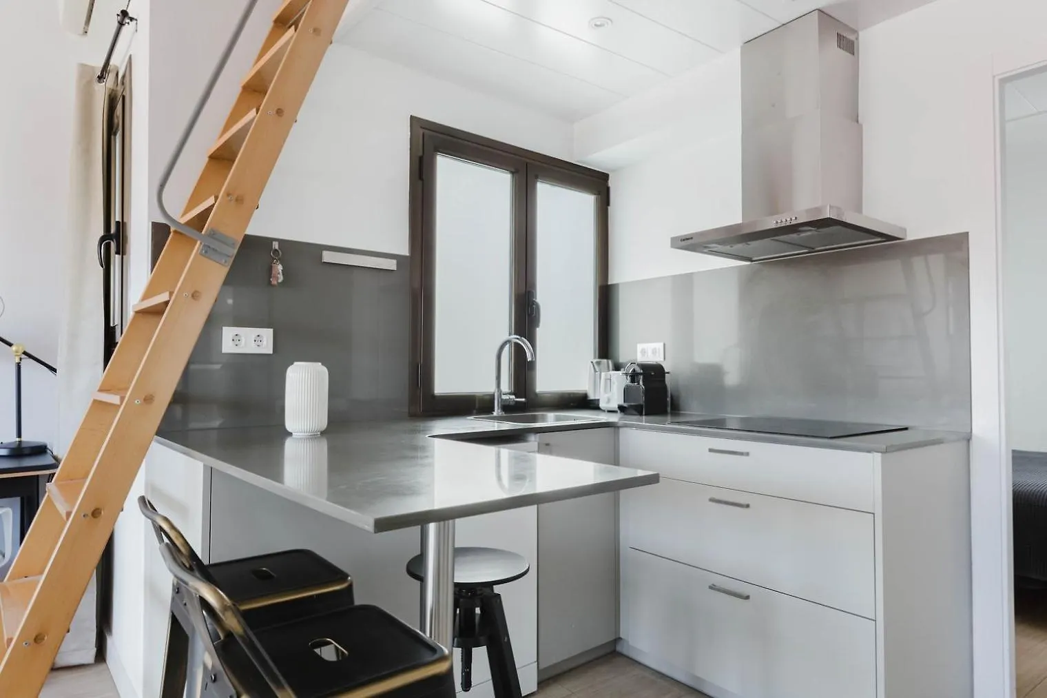 Blueground Galvany Furnished Penthouse Bcn-135 Barcelona